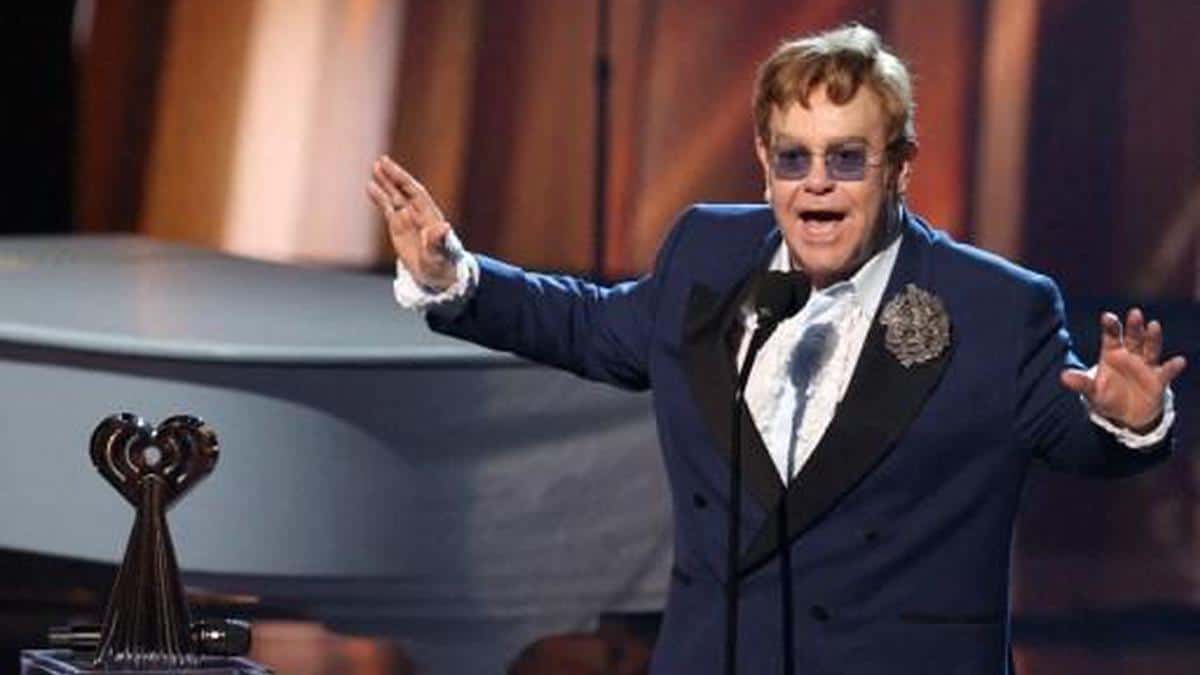 La tournée d’Elton John est repoussée : le chanteur doit se faire opérer de la hanche !