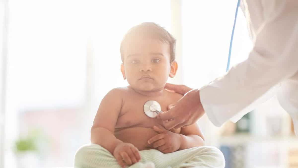 Astuce santé : Hernie ombilicale chez un bébé, quand faut-il opérer ?