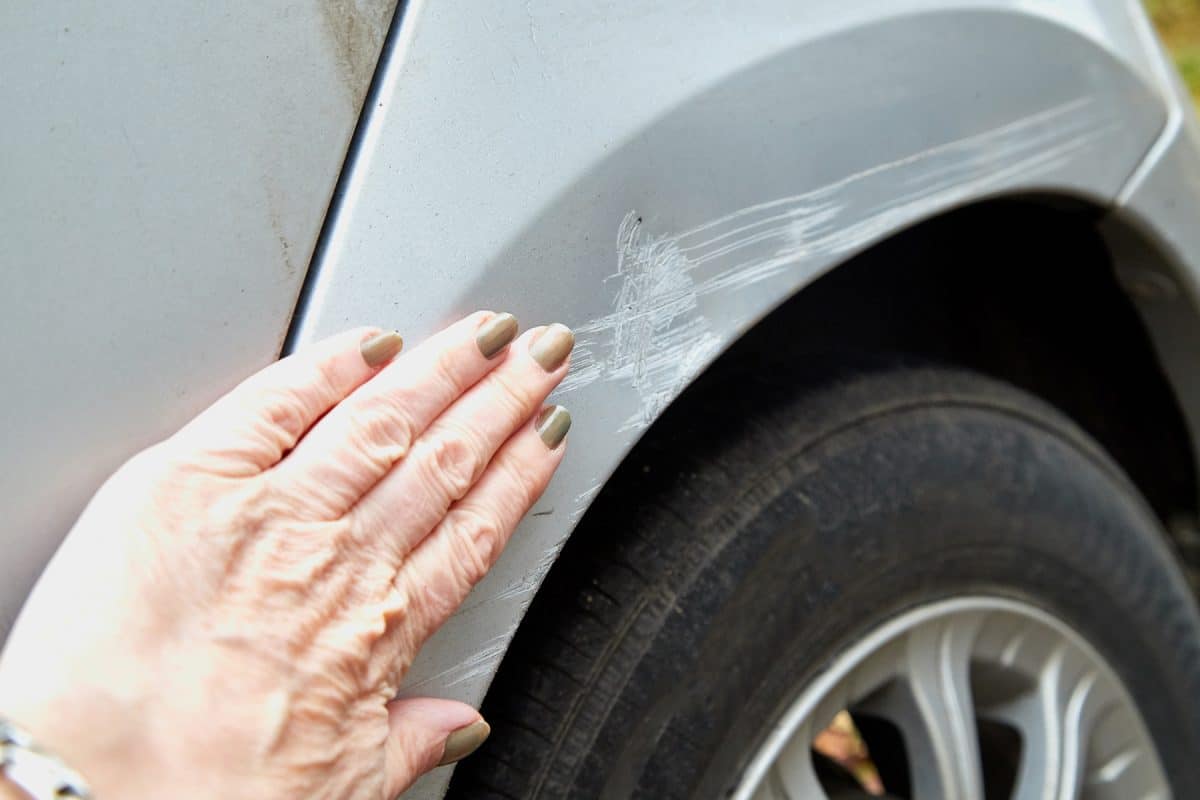 Astuce récupération : voici comment effacer les rayures sur votre voiture efficacement !