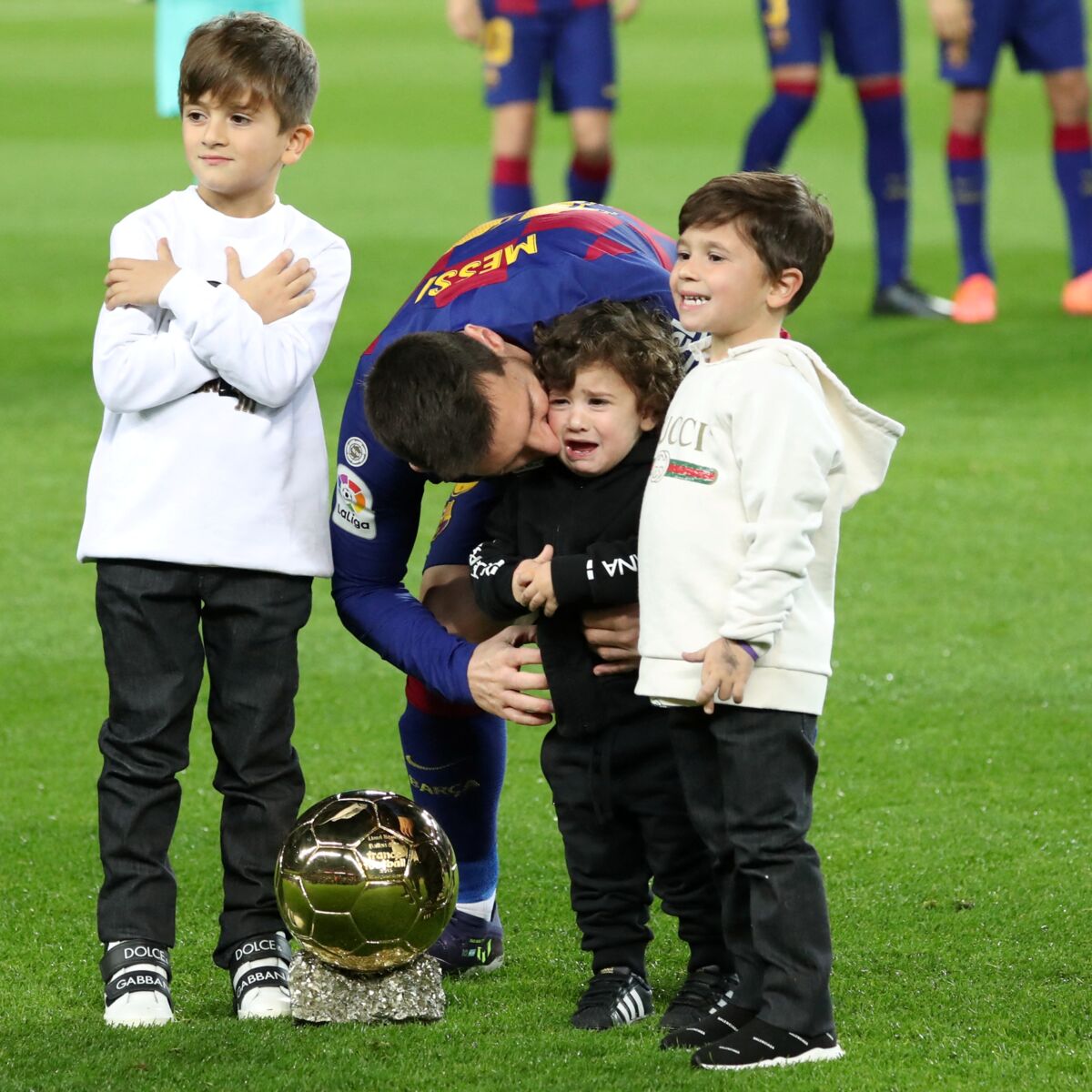 Le footballeur Lionel Messi donne quelques leçons de foot craquantes à ses enfants !