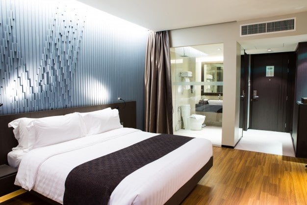 interieur-moderne-confortable-chambre-hotel
