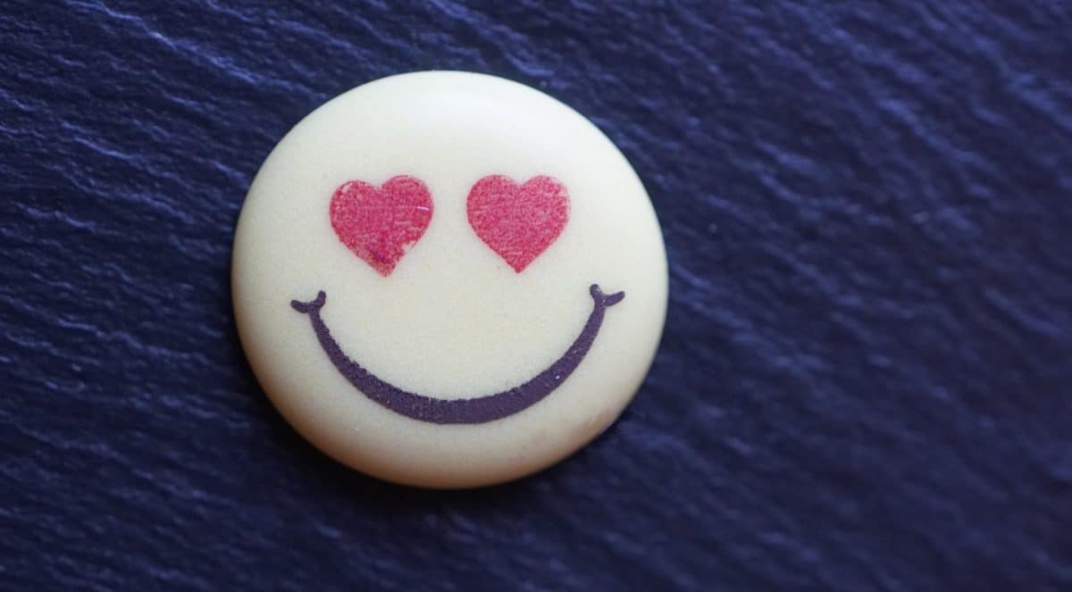 Un emoji avec un coeur - Source : Pixabay