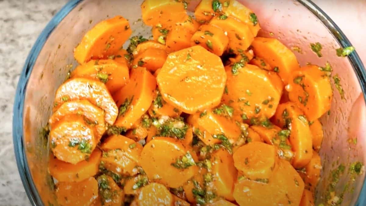 Une salade de carottes - Source : YouTube