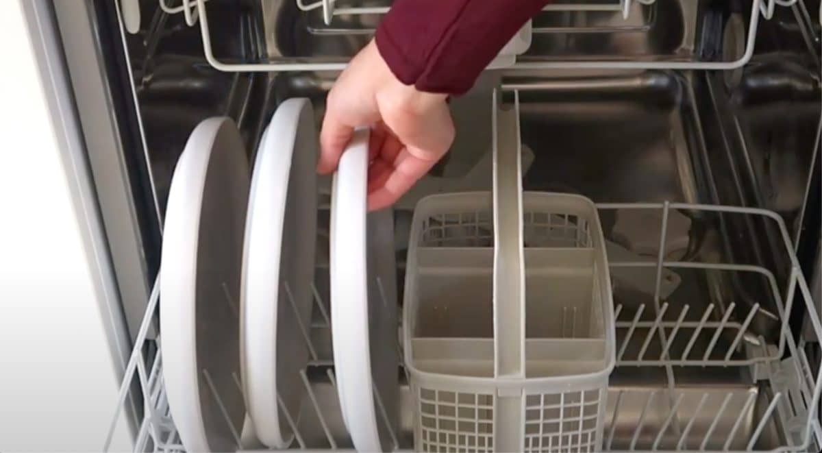 Lave vaisselle - Source : YouTube