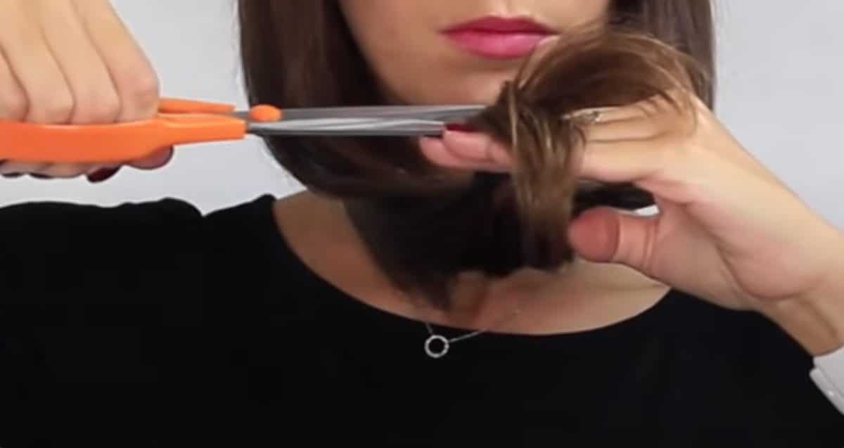 Une technique pour se couper les cheveux - Source : YouTube
