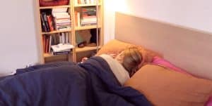 Une femme en train de dormir - Source : YouTube