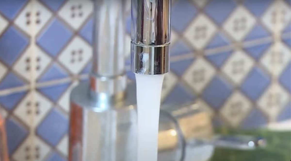 De l'eau du robinet - Source : YouTube