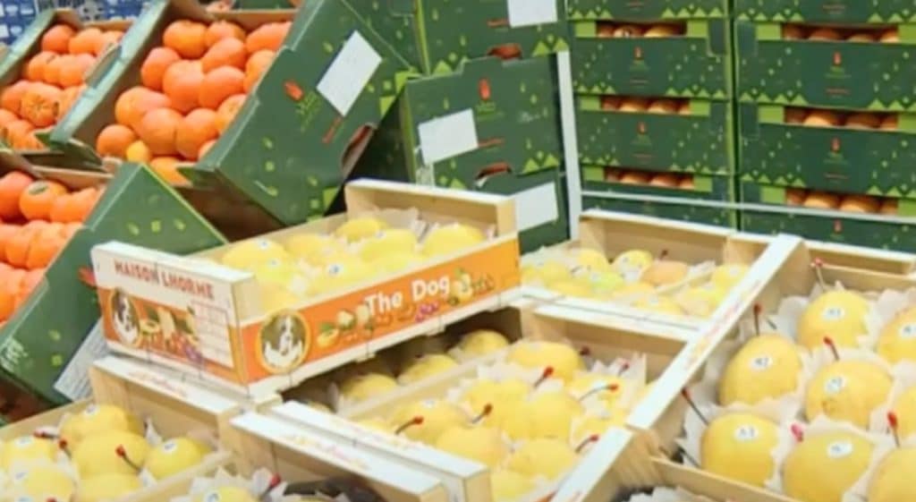 Des étiquettes sur les fruits et légumes - Source : YouTube