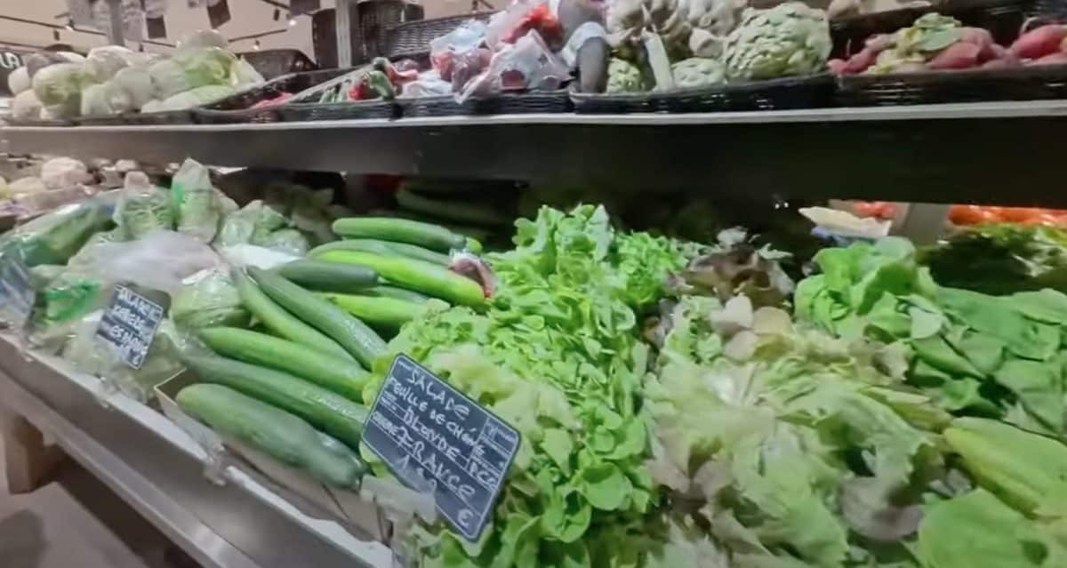 Des légumes dans un grand magasin - Source : YouTube